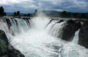 ಸೆಲ್ಫಿ ಕ್ರೇಜ್: ಹೊಗೇನಕಲ್ ಜಲಪಾತದಲ್ಲಿ ಕಾಲು ಜಾರಿ ಬಿದ್ದು ವಿದ್ಯಾರ್ಥಿ ಸಾವು