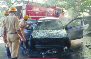 ಚಲಿಸುತ್ತಿದ್ದ ಕಾರಿನಲ್ಲಿ ಬೆಂಕಿ: ಕಾರು ಸಂಪೂರ್ಣ ಭಸ್ಮ, ವೈದ್ಯ ಪಾರು.