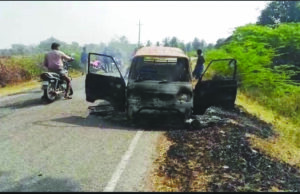 ಒಮಿನಿ ಕಾರಿನಲ್ಲಿ ಬೆಂಕಿ: ಕಾರಿನಲ್ಲಿದ್ದವರು ಪ್ರಾಣಾಪಾಯದಿಂದ ಪಾರು