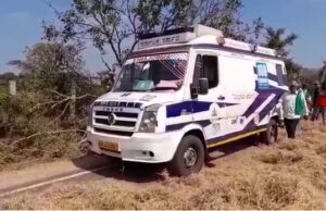 ಚಕ್ರಕ್ಕೆ ಸಿಲುಕಿದ ಹುರುಳಿಸೊಪ್ಪು: ಅರ್ಧಗಂಟೆಗೂ ಹೆಚ್ಚು ಕಾಲ ರಸ್ತೆಯಲ್ಲಿ ನಿಂತ ಆಂಬುಲೆನ್ಸ್