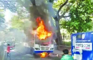 ಚಲಿಸುತ್ತಿದ್ದ ಬಿಎಂಟಿಸಿ ಬಸ್ ನಲ್ಲಿ ಆಕಸ್ಮಿಕ ಬೆಂಕಿ: ಪ್ರಯಾಣಿಕರು ಪ್ರಾಣಾಪಾಯದಿಂದ ಪಾರು