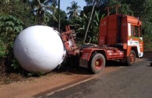 ಲಾರಿಯಿಂದ ಕಳಚಿ ಬಿದ್ದ ಅನಿಲ ತುಂಬಿದ ಟ್ಯಾಂಕರ್: ತಪ್ಪಿದ ಅಪಾಯ