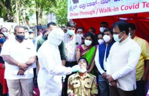 ಮಲ್ಲೇಶ್ವರಂ: ಕೊರೋನಾ ಪರೀಕ್ಷೆಗೆ ವಿನೂತನ ಡ್ರೈವ್ ಥ್ರೂ/ವಾಕ್ ಇನ್ ವ್ಯವಸ್ಥೆ
