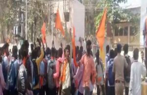 ತಾರಕ್ಕೇಕಿರದ ಹಿಜಾಬ್-ಕೇಸರಿ ಶಾಲು ವಿವಾದ: ಶಿವಮೊಗ್ಗ ಕಾಲೇಜಿನಲ್ಲಿ ಕಲ್ಲು ತೂರಾಟ