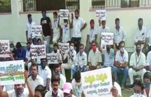 ಸಚಿವ ರಾಮುಲು ಮನೆಗೆ ಕ್ಯಾಬ್ ಚಾಲಕರ ಮುತ್ತಿಗೆ