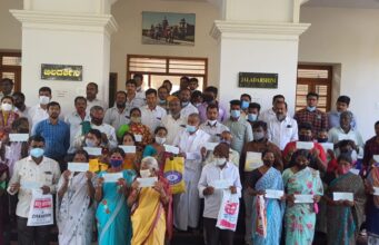 ಕೋವಿಡ್ ನಿಂದ ಮೃತಪಟ್ಟವರ ಕುಟುಂಬದವರಿಗೆ ಪರಿಹಾರದ ಚೆಕ್ ವಿತರಣೆ