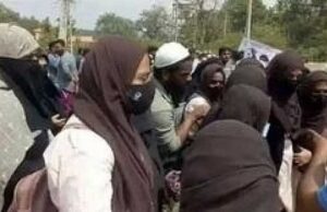 ನಿಲ್ಲದ ವಿವಾದ: ರಾಜ್ಯದ ಹಲವೆಡೆ ಹಿಜಾಬ್ ತೆಗೆಯಲು ವಿದ್ಯಾರ್ಥಿಗಳ ನಕಾರ, ಮಾತಿನ ಚಕಮಕಿ