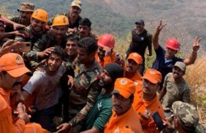 ಕೇರಳದ ಮಲಂಬುಳ ಬಂಡೆಕಲ್ಲಿನ ನಡುವೆ ಸಿಲುಕಿದ್ದ ಯುವಕನ ರಕ್ಷಣೆ