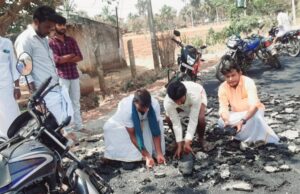 ಮಳವಳ್ಳಿ – ನೇನೆಕಟ್ಟೆ ರಸ್ತೆ ಕಾಮಗಾರಿ ಎರಡೇ ದಿನಕ್ಕೆ ಕಿತ್ತು ಬಂದ ಡಾಂಬಾರ್