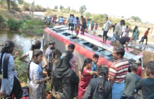 ಹಳ್ಳಕ್ಕೆ ಬಿದ್ದ ಬಸ್: ಇಬ್ಬರ ಸಾವು, 40 ಕ್ಕೂ ಹೆಚ್ಚು ಮಂದಿಗೆ ಗಾಯ