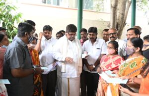 ಅಬಕಾರಿ ಸಚಿವರಿಂದ 93 ಕುಟುಂಬಕ್ಕೆ ತಲಾ ಲಕ್ಷ ರೂ ಪರಿಹಾರದ ಚೆಕ್ ವಿತರಣೆ