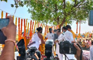 ಮನೆ ಬಾಗಿಲಿಗೆ ಕಂದಾಯ ದಾಖಲೆ ನೀಡಿದ ಸಿಎಂ