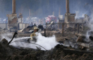 ಹಲವು ಮನೆಗಳಿಗೆ ಬೆಂಕಿ: 10 ಮಂದಿ ಸಜೀವ ದಹನ