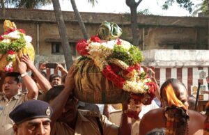 ವೈರಮುಡಿ ಉತ್ಸವ: ಆಭರಣ ಪೆಟ್ಟಿಗೆ ಕೊಂಡೊಯ್ಯುವ ವಿಚಾರಕ್ಕೆ ಎರಡು ಸ್ಥಾನಿಕ ಕುಟುಂಬಗಳ ನಡುವೆ ಜಟಾಪಟಿ