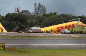 ತುರ್ತು ಭೂ ಸ್ಪರ್ಶದ ಸಮಯದಲ್ಲಿ ಎರಡು ತುಂಡಾದ ವಿಮಾನ