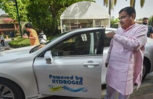 ಗಗನಕ್ಕೇರಿದ ಇಂಧನೆ ಬೆಲೆ: ಹೈಡ್ರೋಜನ್ ಕಾರಿನಲ್ಲಿ ಸಂಸತ್ತಿಗೆ ಆಗಮಿಸಿದ ನಿತಿನ್ ಗಡ್ಕರಿ