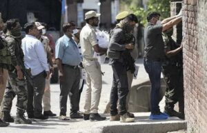 ಜಮ್ಮು-ಕಾಶ್ಮೀರ: ಎನ್ ಕೌಂಟರ್ ನಲ್ಲಿ ಸಿಲುಕಿದ್ದ ಕುಟುಂಬವನ್ನು ರಕ್ಷಿಸಿದ ಭಾರತೀಯ ಸೇನಾಪಡೆ