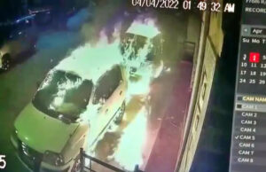 ಮನೆ ಮುಂದೆ ನಿಲ್ಲಿಸಿದ ಕಾರುಗಳಿಗೆ ಪೆಟ್ರೋಲ್ ಸುರಿದು ಬೆಂಕಿ ಹಚ್ಚಿದ ದುಷ್ಕರ್ಮಿ