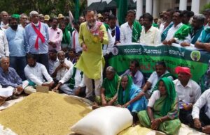 ಬೆಂಬಲ ಬೆಲೆ ಖಾತರಿಗೊಳಿಸಲು ಆಗ್ರಹಿಸಿ ಸಂಸದ ಪ್ರತಾಪ್ ಸಿಂಹ ಕಛೇರಿ ಮುಂದೆ ರೈತರ ಪ್ರತಿಭಟನೆ