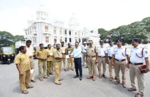 ಪ್ರಯಾಣಿಕರ ಸುರಕ್ಷತೆಗಾಗಿ ಆಟೋ ಚಾಲಕರಿಗೆ ‘ಡಿಸ್ ಪ್ಲೇ ಕಾರ್ಡ್’ ವಿತರಣೆ