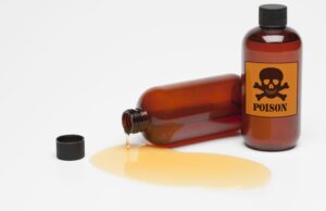 ನ್ಯಾಯಾಧೀಶರ ಮುಂದೆ ವಿಷ ಕುಡಿದು ಆತ್ಮಹತ್ಯೆಗೆ ಯತ್ನ: ಆಸ್ಪತ್ರೆಗೆ ದಾಖಲು