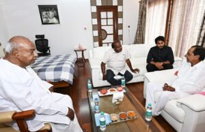 ಮಾಜಿ ಪ್ರಧಾನಿ ಹೆಚ್.ಡಿ.ದೇವೇಗೌಡರ ಜತೆ ತೆಲಂಗಾಣ ಸಿಎಂ ಕೆ.ಚಂದ್ರಶೇಖರ ರಾವ್ ಮಹತ್ವದ ಮಾತುಕತೆ