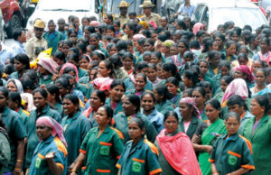 ರೈಲ್ವೆ ಪೌರಕಾರ್ಮಿಕರಿಗೆ ಕನಿಷ್ಠ ವೇತನ ನೀಡದೆ ವಂಚನೆ: ಪ್ರಶ್ನಿಸಿದ್ದಕ್ಕೆ 14 ಪೌರ ಕಾರ್ಮಿಕರು ವಜಾ