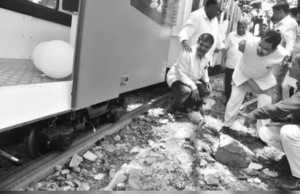 ಚಾಲನೆಗೊಂಡ ಕೆಲವೇ ಕ್ಷಣಗಳಲ್ಲಿ ಹಳಿ ತಪ್ಪಿದ ಪುಟಾಣಿ ರೈಲು: ಅಧಿಕಾರಿಗಳನ್ನು ತೆಗೆದುಕೊಂಡ ಪ್ರಹ್ಲಾದ ಜೋಶಿ