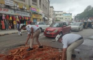 ರಸ್ತೆ ಗುಂಡಿ ಮುಚ್ಚಿದ ಸಂಚಾರಿ ಪೊಲೀಸರು: ಸಾರ್ವಕನಿಕರಿಂದ ಮೆಚ್ಚುಗೆ