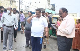 ಮಹಾಲಕ್ಷ್ಮಿ ಲೇ ಔಟ್ ಕ್ಷೇತ್ರದ ತಗ್ಗು ಪ್ರದೇಶದ ಮನೆಗಳಿಗೆ ನೀರು ನುಗ್ಗಿ ಅವಾಂತರ: ಸಂತ್ರಸ್ತರ ಮನೆಗಳಿಗೆ ಸಚಿವ ಕೆ.ಗೋಪಾಲಯ್ಯ ಭೇಟಿ