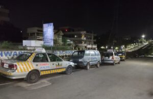 ರಸ್ತೆಯಲ್ಲಿ ಐಶ್ವರ್ಯ ಡ್ರೈವಿಂಗ್ ಸ್ಕೂಲ್ ನ ವಾಹನಗಳ ಪಾರ್ಕಿಂಗ್: ಸಾರ್ವಜನಿಕರಿಗೆ ತೊಂದರೆ