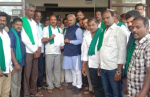 ವಿವಿಧ ಬೇಡಿಕೆ ಈಡೇರಿಸುವಂತೆ ಒತ್ತಾಯಿಸಿ ರೈತ ಸಂಘದಿಂದ ಎಸ್.ಟಿ.ಸೋಮಶೇಖರ್ ಗೆ ಮನವಿ ಸಲ್ಲಿಕೆ