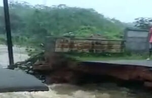 ಮೈಸೂರು: ಭಾರಿ ಮಳೆಗೆ ಕೊಚ್ಚಿ ಹೋದ ರಸ್ತೆ, ಗ್ರಾಮಕ್ಕೆ ಸಂಪರ್ಕ ಕಡಿತ