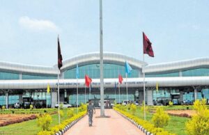 ತಡರಾತ್ರಿಯಾದ್ರೂ ಬಾರದ ವಿಮಾನ: ಪ್ರಯಾಣಿಕರಿಂದ ಮಂಡಕಳ್ಳಿ ಏರ್ ಪೋರ್ಟ್ ಸಿಬ್ಬಂದಿ ವಿರುದ್ಧ ಆಕ್ರೋಶ