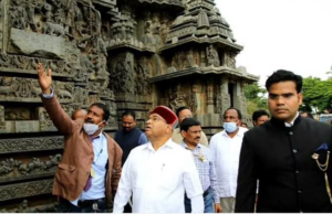 ಪ್ರಸಿದ್ಧ ಚನ್ನಕೇಶವ ದೇವಸ್ಥಾನ, ಹೊಯ್ಸಳೇಶ್ವರ ದೇವಾಲಯಕ್ಕೆ ಭೇಟಿ ನೀಡಿದ ರಾಜ್ಯಪಾಲ ಥಾವರ್ ಚಂದ್ ಗೆಹ್ಲೋಟ್