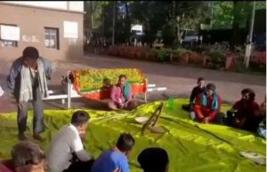 ಸ್ಮಶಾನಕ್ಕೆ ತೆರಳಲು ದಾರಿ ಇಲ್ಲ: ಡಿಸಿ ಕಚೇರಿ ಮುಂದೆ ಶವವಿಟ್ಟು ಗ್ರಾಮಸ್ಥರ ಪ್ರತಿಭಟನೆ