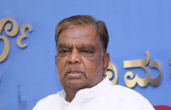 ದೇವರಾಜ ಅರಸು ಅವರಿಗೆ ಚೂರಿ ಹಾಕಿದವರು ವಿಶ್ವನಾಥ್, ಮಲ್ಲಿಕಾರ್ಜುನ ಖರ್ಗೆ: ವಿ.ಶ್ರೀನಿವಾಸ ಪ್ರಸಾದ್