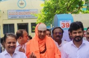 ದಕ್ಷಿಣ ಪದವೀಧರ ಕ್ಷೇತ್ರದ ಚುನಾವಣೆ: ಸುತ್ತೂರು ಶ್ರೀಗಳಿಂದ ಮತದಾನ