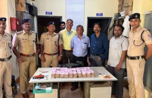 ದಾಖಲೆ ಇಲ್ಲದೇ ಸಾಗಿಸುತ್ತಿದ್ದ 2 ಕೋಟಿ ರೂ. ವಶ: ಯುವಕನ ಬಂಧನ