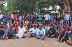 ಪ್ರವೇಶಾತಿ ಶುಲ್ಕ ಪಾವತಿ ಆದೇಶ ರದ್ದುಗೊಳಿಸುವಂತೆ ಆಗ್ರಹಿಸಿ ಪ್ರತಿಭಟನೆ