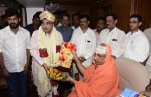 ಸುತ್ತೂರು ಶ್ರೀಗಳ ಆಶೀರ್ವಾದ ಪಡೆದ ಕೇಂದ್ರ ಸಚಿವ ನಿತಿನ್ ಗಡ್ಕರಿ