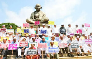 ಪರಿಷ್ಕೃತ ಪಠ್ಯ ರದ್ದತಿಗೆ ಆಗ್ರಹಿಸಿ ಸಿದ್ದರಾಮಯ್ಯ, ಡಿಕೆಶಿ ನೇತೃತ್ವದಲ್ಲಿ ಕಾಂಗ್ರೆಸ್ ಪ್ರತಿಭಟನೆ