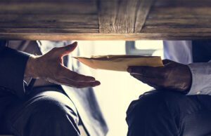 ಫೋನ್ ಪೇ ಮೂಲಕ ಲಂಚ ಸ್ವೀಕರಿಸಿದ ಆರೋಪ: ಗ್ರಾಮ ಲೆಕ್ಕಿಗನಿಗೆ ಜಿಲ್ಲಾಧಿಕಾರಿ ನೋಟಿಸ್ ಜಾರಿ