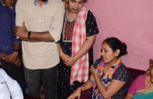 ಪ್ರವೀಣ್ ನೆಟ್ಟಾರು ಕುಟುಂಬಕ್ಕೆ ಸಾಂತ್ವಾನ ಹೇಳಿ 25 ಲಕ್ಷ ರೂ. ಪರಿಹಾರ ಚೆಕ್ ನೀಡಿದ ಸಿಎಂ ಬೊಮ್ಮಾಯಿ