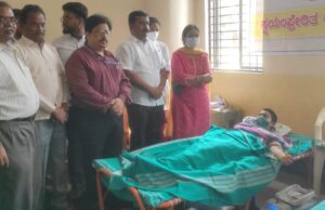 ಸ್ವಯಂಪ್ರೇರಿತರಾಗಿ ರಕ್ತದಾನ ಮಾಡಿದ ಚಾಮರಾಜನಗರ ಡಿಸಿ ಚಾರುಲತಾ ಸೋಮಲ್