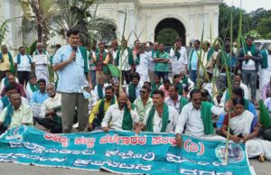 ಮೈಸೂರು: ಕಬ್ಬಿನ ದರ ನಿಗದಿಗೆ ಒತ್ತಾಯಿಸಿ ರೈತರಿಂದ ಪ್ರತಿಭಟನಾ ಧರಣಿ