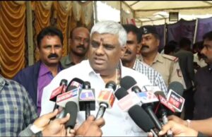 ಆಷಾಢ ಶುಕ್ರವಾರ: ತಾಯಿ ಚಾಮುಂಡೇಶ್ವರಿ ದರ್ಶನ ಪಡೆದ ಮಾಜಿ ಸಚಿವ ಹೆಚ್.ಡಿ.ರೇವಣ್ಣ