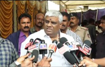 ಆಷಾಢ ಶುಕ್ರವಾರ: ತಾಯಿ ಚಾಮುಂಡೇಶ್ವರಿ ದರ್ಶನ ಪಡೆದ ಮಾಜಿ ಸಚಿವ ಹೆಚ್.ಡಿ.ರೇವಣ್ಣ