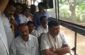 ಸಾರಿಗೆ ಬಸ್ನಲ್ಲಿ ಬಂದು ದೇವಿ ದರ್ಶನ ಪಡೆದ ಡಿ.ಕೆ.ಶಿವಕುಮಾರ್