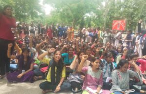 ಮಹಾರಾಣಿ ಮಹಿಳಾ ಕಾಲೇಜು ಕ್ಯಾಂಟೀನ್ ತೆರವುಗೊಳಿಸಲು ಒತ್ತಾಯಿಸಿ ವಿದ್ಯಾರ್ಥಿನಿಯರ ಪ್ರತಿಭಟನೆ